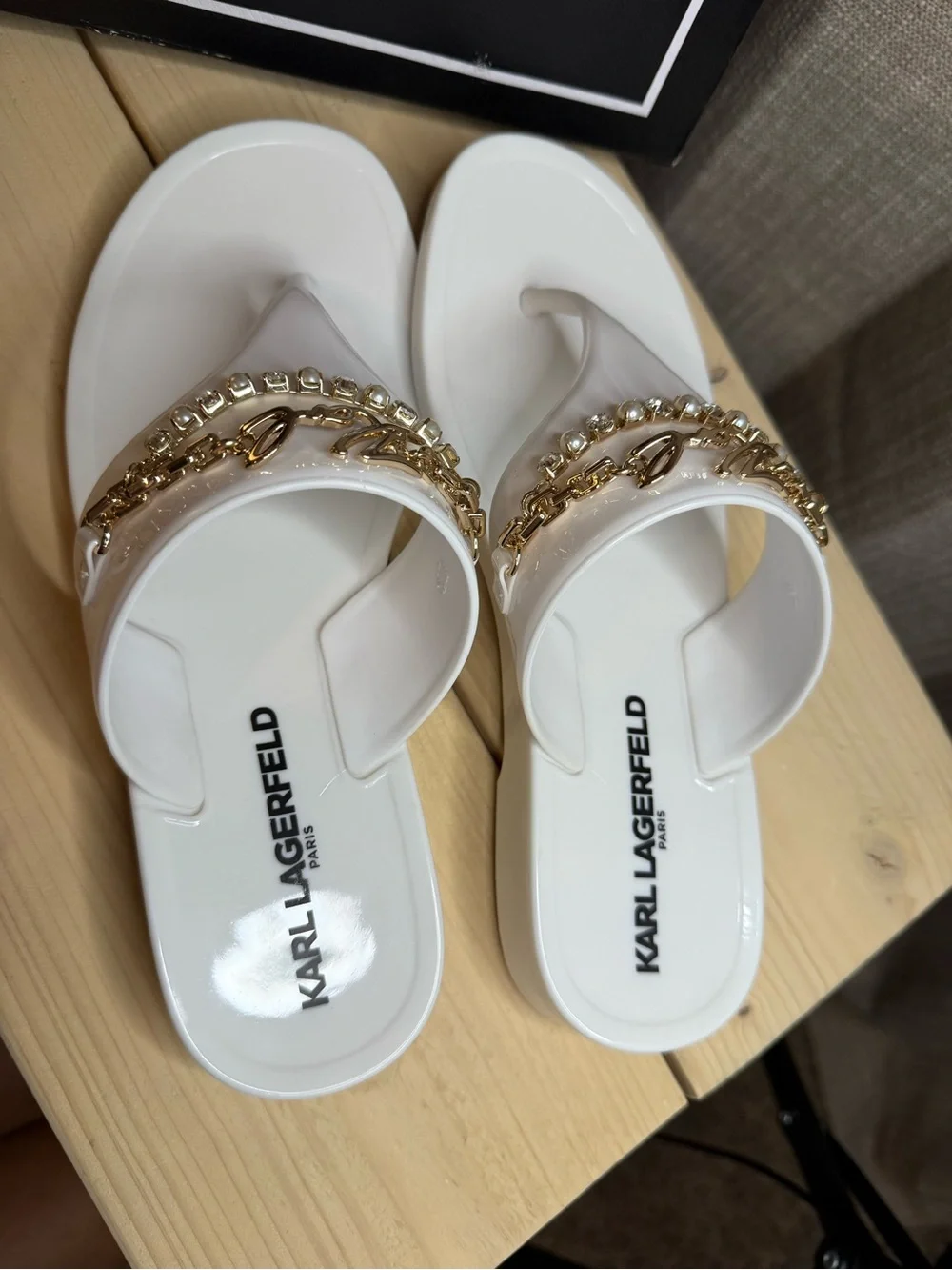 Karl Lagerfeld Paris Vesperina Embellished White Jelly Sandals Size 7 New